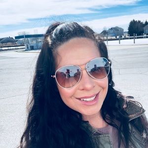 Meet your Posher, Estera